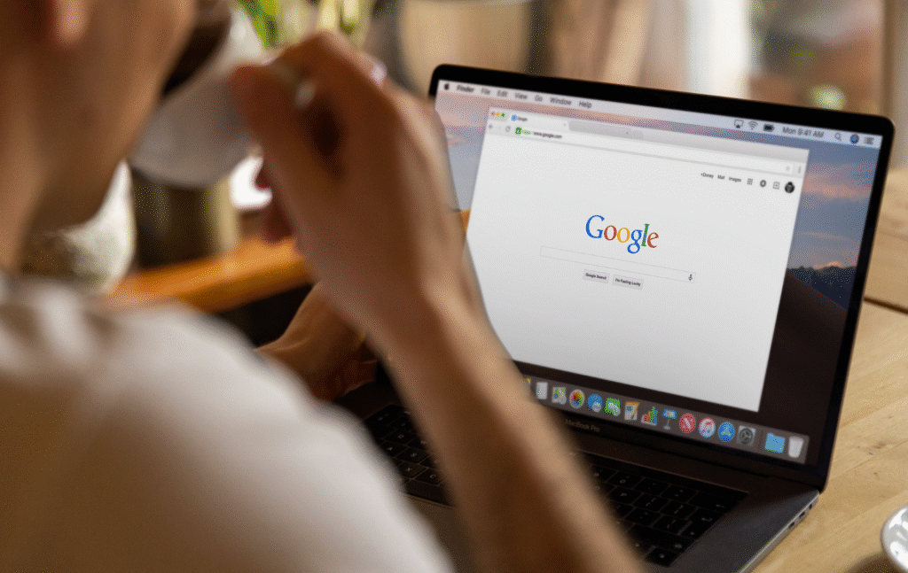 Laptop mit geöffneter Google Suche