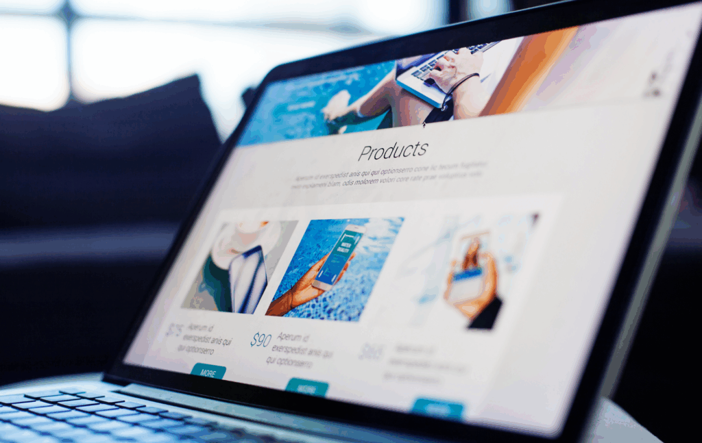 Laptop mit geöffneter Website mit Produktübersicht