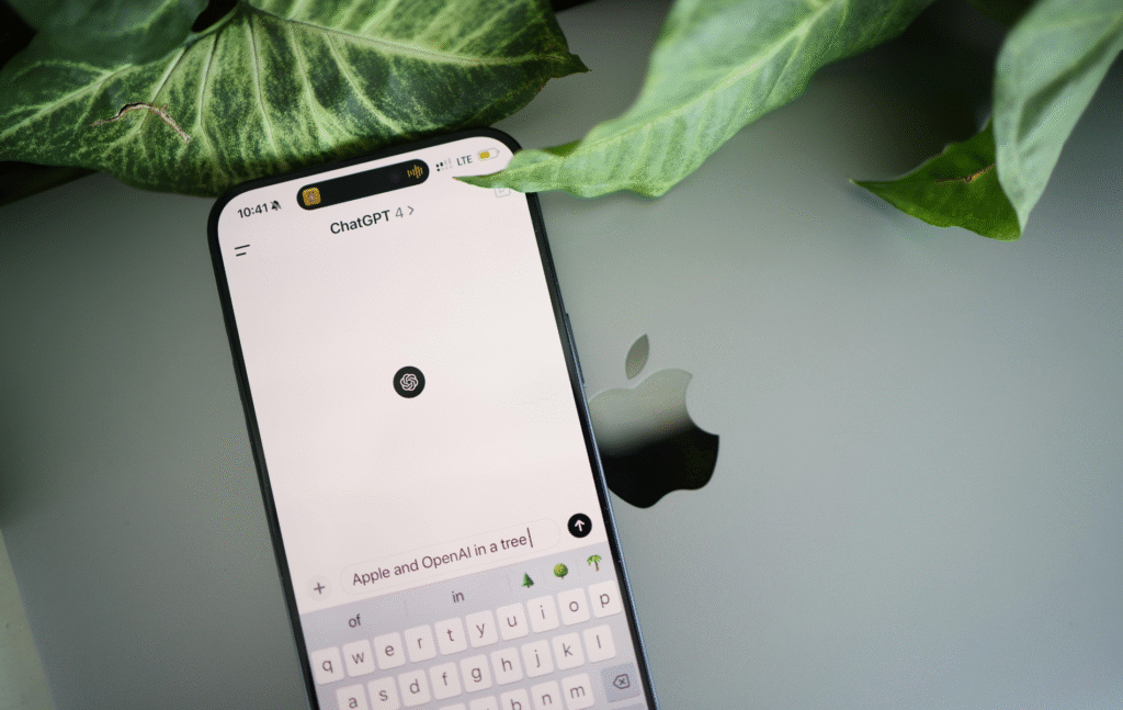 Smartphone mit geöffneter Suche von ChatGPT