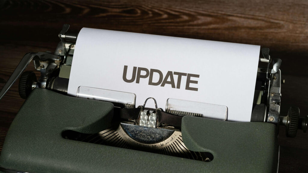 Schreibmaschine mit UPDATE auf Papier gedruckt.
